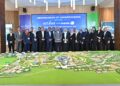 PENGARAH Eksekutif Kumpulan TMB, Brigedier Jeneral Tengku Amir Nasser Ibrahim Shah Al-Sultan Abdullah Ri’ayatuddin Al-Mustafa Billah Shah (tengah) bergambar bersama kakitangan TMB pada majlis memorandum persefahaman (MoU) antara KotaSAS dan Maxis di Kota SAS di Kuantan, Pahang. - FOTO/SHAIKH AHMAD RAZIF