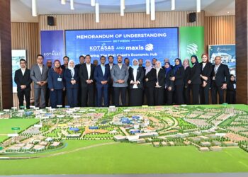 PENGARAH Eksekutif Kumpulan TMB, Brigedier Jeneral Tengku Amir Nasser Ibrahim Shah Al-Sultan Abdullah Ri’ayatuddin Al-Mustafa Billah Shah (tengah) bergambar bersama kakitangan TMB pada majlis memorandum persefahaman (MoU) antara KotaSAS dan Maxis di Kota SAS di Kuantan, Pahang. - FOTO/SHAIKH AHMAD RAZIF