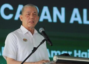 FADILLAH Yusof semasa berucap melancarkan Projek Solar Berskala Besar (LSS) 5 di Kampung Serongga, Pasir Mas, Kelantan. -

UTUSAN/KAMARUL BISMI KAMARUZAMAN
