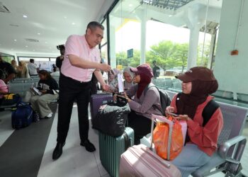 ANTHONY Loke Siew Fook sewaktu beramah mesra dengan penumpang bas selepas Majlis Penyerahan Penarafan Terminal Gred A kepada Terminal 1 Seremban, di sini, hari ini.