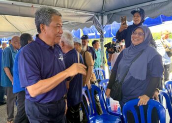 MOHAMAD Hasan menyantuni penyokong sempena Program 'Santai Bersama Tok Mat Hasan' di PDM Kampung Pedas DUN Chembong di Kampung Pedas, Rembau, hari ini.-UTUSAN / NOR SHAFIQAH MOHD GHAZALI