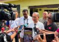 FAHMI Fadzil ketika ditemui pemberita selepas Program Ziarah Kasih di Felda Palong 1, Jempol, hari ini.