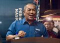 MUHAMMAD Sanusi Md. Nor ketika berucap pada Ceramah Umum Perdana PN dan BN Parlimen Jempol  di Bandar Seri Jempol , Jempol,  malam tadi. -UTUSAN/NOR SHAFIQAH MOHD. GHAZALI