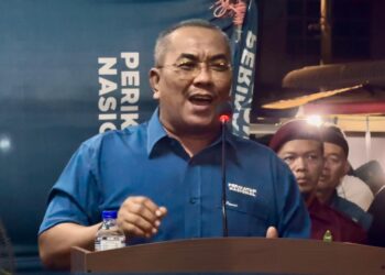 MUHAMMAD Sanusi Md. Nor ketika berucap pada Ceramah Umum Perdana PN dan BN Parlimen Jempol  di Bandar Seri Jempol , Jempol,  malam tadi. -UTUSAN/NOR SHAFIQAH MOHD. GHAZALI