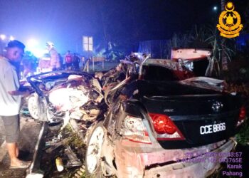 KEADAAN Toyota Vios yang terlibat kemalangan di Jalan Karak Lama menghala ke Temerloh, berhampiran Klinik Desa Jambu Rias di Bentong, Pahang. - FOTO IHSAN JBPM PAHANG