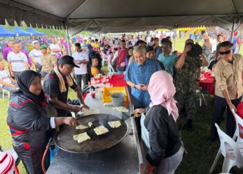 AHMAD Zahid Hamidi ketika menyantuni warga ATM ketika menghadiri Karnival Hari Keluarga Angkatan Tentera Malaysia (ATM) Zon Selatan di Kem Syed Sirajuddin, Gemas, Tampin, hari ini.-UTUSAN / NOR SHAFIQAH MOHD GHAZALI