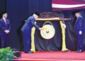 SULTAN Nazrin Muizzuddin Shah berkenan memukul gong simbolik perasmian Konvensyen Wakaf Dakwah Antarabangsa 2026 di Kuala Lumpur semalam. Baginda diiringi Premier Sarawak, Tan Sri Abang Johari Tun Openg dan Menteri di Jabatan Perdana Menteri (Hal Ehwal Agama), Dr. Zulkifli Hasan. – UTUSAN/FARIZ RUSADIO