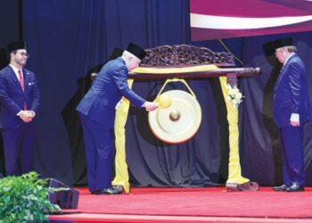 SULTAN Nazrin Muizzuddin Shah berkenan memukul gong simbolik perasmian Konvensyen Wakaf Dakwah Antarabangsa 2026 di Kuala Lumpur semalam. Baginda diiringi Premier Sarawak, Tan Sri Abang Johari Tun Openg dan Menteri di Jabatan Perdana Menteri (Hal Ehwal Agama), Dr. Zulkifli Hasan. – UTUSAN/FARIZ RUSADIO