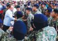 ANWAR Ibrahim bersalaman dengan warga Tentera Darat ketika Program Semarak Kenegaraan di Kem Syed Sirajuddin, Tampin, 
Negeri Sembilan, semalam.