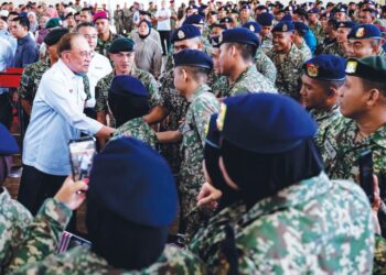 ANWAR Ibrahim bersalaman dengan warga Tentera Darat ketika Program Semarak Kenegaraan di Kem Syed Sirajuddin, Tampin, 
Negeri Sembilan, semalam.