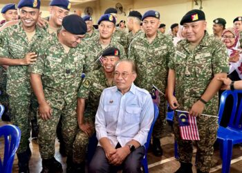 ANWAR Ibrahim menyantuni warga Angkatan Tentera Malaysia (ATM) sempena Program Semarak Kenegaraan di Dewan Garison Gemas, Kem Syed Sirajuddin,Tampin, hari ini.-UTUSAN / NOR SHAFIQAH