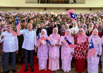 ANWAR Ibrahim bersama isteri, Wan Azizah Wan Ismail ketika hadir Program Semarak Kenegaraan di Dewan Garison Gemas, Kem Syed Sirajuddin,Tampin, hari ini.-UTUSAN / NOR SHAFIQAH MOHD GHAZALI