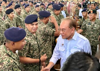 ANWAR Ibrahim menyantuni warga Angkatan Tentera Malaysia (ATM) sempena Program Semarak Kenegaraan di Dewan Garison Gemas, Kem Syed Sirajuddin,Tampin, hari ini.-UTUSAN / NOR SHAFIQAH MOHD GHAZALI