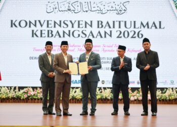 ZULKIFLI Hasan (tengah) menerima pertukaran Surat Hasrat Kerjasama Strategik antara Jabatan Wakaf, Zakat dan Haji (Jawhar) daripada Majlis Agama Islam dan Adat Melayu Terengganu (MAIDAM) yang diwakili Dr. Ahmad Azrin (dua kiri) sempena Konvensyen Baitumal Kebangsaan 2026 di Kuala Nerus, Terengganu. - UTUSAN/ERMA YUSNIDA JUSOH