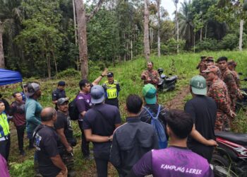 OPERASI mencari dan menyelamat pemuda yang hilang selepas keluar memanjat pokok petai di Bukit Gemuruh, Tepoh, Kuala Nerus, Terengganu dijalankan anggota Bomba dan Penyelamat Kuala Nerus dan penduduk setempat. - IHSAN POLIS