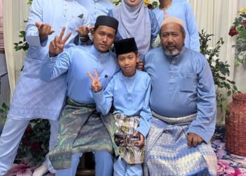 GAMBAR kenangan Muhammad Arif Daniel Mohd. Norsha'ari (berdiri kanan) bersama keluarga pada sambutan Hari Raya Aidiladha tahun ini. - IHSAN KELUARGA