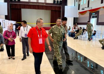 AMINUDDIN Harun ketika membuat tinjauan di pusat pengundian awal di Dewan Tan Sri Mohammad Kem Segenting, Si Rusa, Port Dickson, hari ini.- UTUSAN / NOR SHAFIQAH MOHD GHAZALI