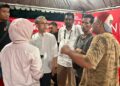 FAHMI Fadzil  menyantuni pengundi Dewan Undangan Negeri (DUN) Jeram Padang bersama calon PH , G. Manivanan di Felda Bukit Rokan Barat, Jempol, hari ini.- UTUSAN / NOR SHAFIQAH MOHD GHAZALI