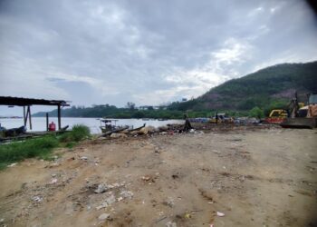 LOKASI lambakan sampah di Kampung Baru Pulau Redang, Terengganu yang dibersihkan oleh Majlis Bandaraya Kuala Terengganu dalam tempoh dua hari.