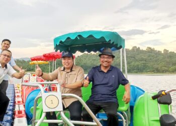AZMI Abd. Aziz (kiri) menunjukkan isyarat bagus selepas mencuba aktiviti air di Taman Tasik Temoh, Tapah, Perak yang dijangka mampu menggamit kehadiran lebih 10,000 pengunjung sebulan.