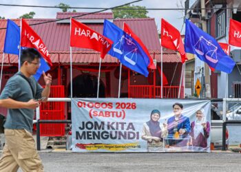 SEORANG lelaki melewati sebidang kain rentang dipasang oleh Suruhanjaya Pilihan Raya (SPR) sempena PRN Negeri Sembilan di Seremban, semalam. Ia bertujuan memberi peringatan kepada orang ramai supaya keluar mengundi esok.  – UTUSAN/ISKANDAR ISHAK
