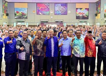 AHMAD Zahid Hamidi bergambar bersama ahli JPKK selepas Sesi Libat Urus Bersama Pimpinan Masyarakat Negeri Sembilan 2026 di Gemencheh, Tampin hari ini.-UTUSAN / NOR SHAFIQAH MOHD GHAZALI