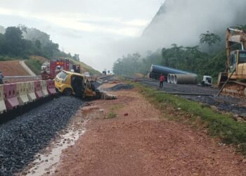 KEADAAN lokasi kemalangan yang meragut tiga nyawa termasuk kanak-kanak di Kilometer 25, Jalan Gua Musang-Kuala Krai berhampiran Gua Sejuk, Gua Musang, Kelantan hari ini.