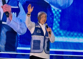 AHMAD Zahid Hamidi ketika berucap pada Sesi Ramah Mesra Bersama Timbalan Perdana Menteri di Dewan Terbuka Kampung Taman Jaya, Bahau, Jempol, petang tadi.- UTUSAN / NOR SHAFIQAH MOHD GHAZALI