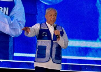 AHMAD Zahid Hamidi ketika berucap pada Sesi Ramah Mesra Bersama Timbalan Perdana Menteri di Dewan Terbuka Kampung Taman Jaya, Bahau, Jempol, petang tadi.- UTUSAN / NOR SHAFIQAH MOHD GHAZALI