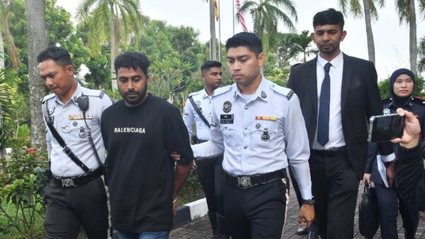 Warga asing memandu melulu
