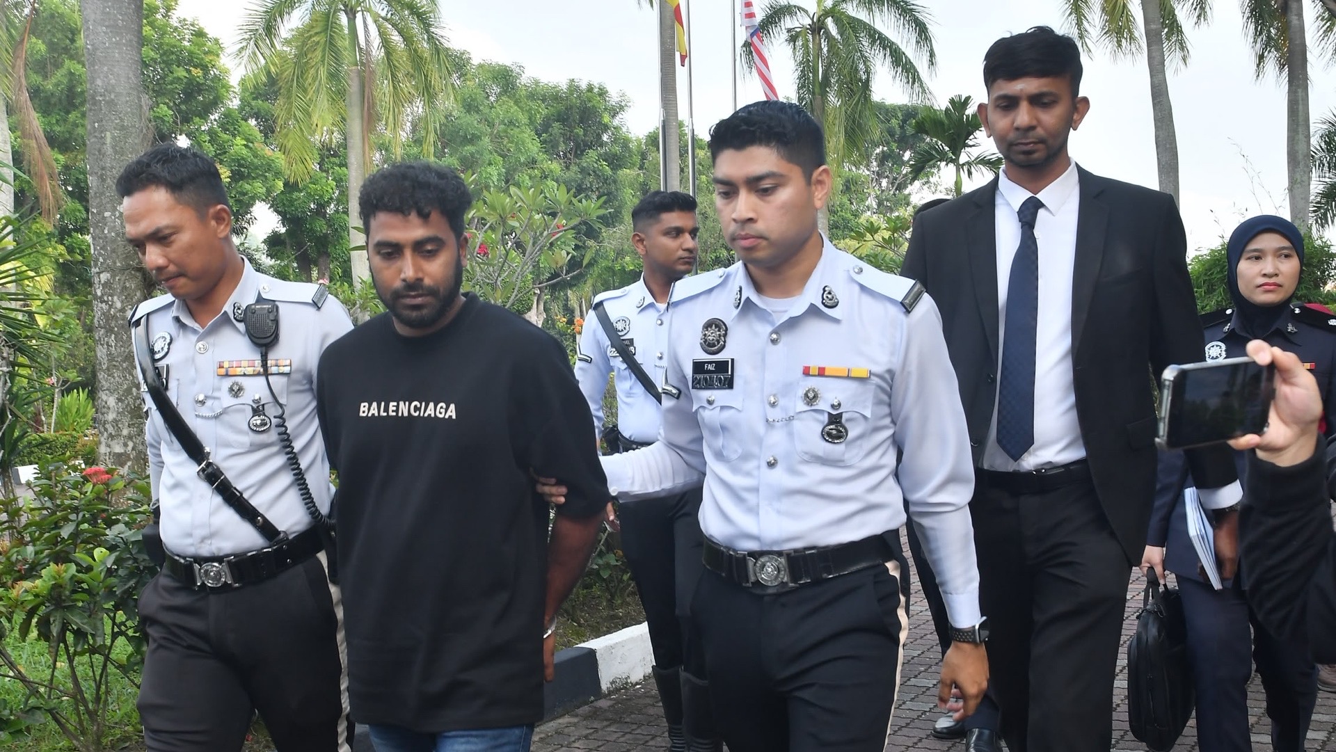 Warga asing memandu melulu