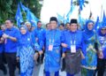 JALALUDDIN Alias (tengah) ketika berarak sempena penamaan calon bagi DUN Chennah, Pertang, Sungai Lui dan Klawang di Dewan Besar Kuala Klawang, Jelebu hari ini.