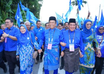 JALALUDDIN Alias (tengah) ketika berarak sempena penamaan calon bagi DUN Chennah, Pertang, Sungai Lui dan Klawang di Dewan Besar Kuala Klawang, Jelebu hari ini.