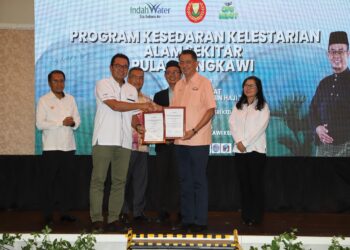 (Dari kiri) Ketua Pegawai Operasi IWK, Ir Mohd Taufik Salleh; Ketua Pegawai Eksekutif SPAN, Dato' Ahmad Faizal Abdul Rahman; Ahli Majlis Mesyuarat Kerajaan Negeri Kedah merangkap 
Pengerusi Jawatankuasa Kerja Raya, Sumber Asli, Bekalan Air, Sumber Air & Alam Sekitar Negeri Kedah 
Darul Aman,  Dato Mohamad Yusoff @ Munir Zakaria dan Persatuan Hotel 
Malaysia Cawangan Kedah/Perlis, Eugene Dass bertukar dokumen kerjasama.