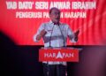 ANWAR Ibrahim ketika berucap pada Majlis Pengumuman Calon PH bagi PRN Negeri Sembilan di Kuala Pilah hari ini.-UTUSAN/MOHD. SHAHJEHAN MAAMIN.