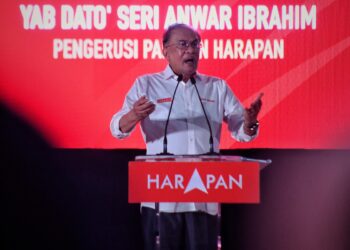 ANWAR Ibrahim ketika berucap pada Majlis Pengumuman Calon PH bagi PRN Negeri Sembilan di Kuala Pilah hari ini.-UTUSAN/MOHD. SHAHJEHAN MAAMIN.
