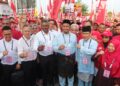 CALON Pakatan Harapan bagi DUN dalam kawasan Parlimen Seremban (dari kanan), Zarinna Abu Zarin, Muhammad Nazri Kassim, Nor Azman Mohamad, J. Arul. Kumar, Chew Seh Yong dan Ho Weng Wah bergambar sebelum berarak ke pusat penamaan calon di Wisma Majlis Bandaraya Seremban di Seremban hari ini. - UTUSAN /NAZARUDIN