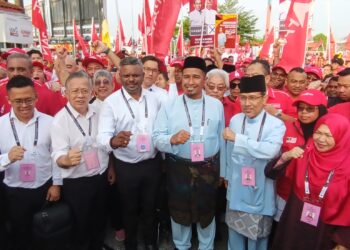 CALON Pakatan Harapan bagi DUN dalam kawasan Parlimen Seremban (dari kanan), Zarinna Abu Zarin, Muhammad Nazri Kassim, Nor Azman Mohamad, J. Arul. Kumar, Chew Seh Yong dan Ho Weng Wah bergambar sebelum berarak ke pusat penamaan calon di Wisma Majlis Bandaraya Seremban di Seremban hari ini. - UTUSAN /NAZARUDIN