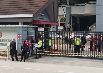 PINTU masuk ke Kompleks Mahkamah Seremban dikawal ketat berikutan perbicaraan kes saman pemula oleh para pembesar memerintah Negeri Sembilan terhadap tiga pihak hari ini.-UTUSAN/NAZARUDIN SHAHARI.