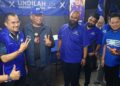ASYRAF Wajdi Dusuki (dua dari kiri) bergambar bersama para penyokong selepas menyampaikan ceramah BN bagi DUN Lenggeng di Seremban malam tadi.-UTUSAN/NAZARUDIN