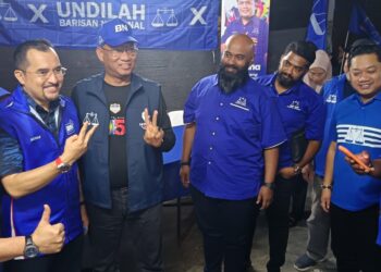 ASYRAF Wajdi Dusuki (dua dari kiri) bergambar bersama para penyokong selepas menyampaikan ceramah BN bagi DUN Lenggeng di Seremban malam tadi.-UTUSAN/NAZARUDIN