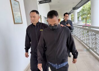 MOHD. Shahidan Shaari diiring pegawai SPRM selepas menghadapi 11 pertuduhan rasuah di Mahkamah Sesyen, Alor Setar.