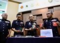 ADZLI Abu Shah (kanan) bersama pegawai kanan polis menunjukkan pasport yang dirampas dalam serbuan terhadap sindiket permit kerja dan kad UNHCR palsu pada sidang akhbar di IPK Kedah, Alor Setar. - UTUSAN/ SHAHIR NOORDIN