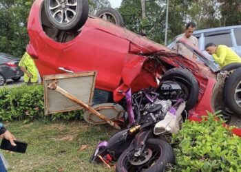 PERODUA Myvi yang terbalik setelah kemalangan dengan sebuah motosikal berkuasa tinggi di simpang lampu isyarat Taman Bandar Cendana, Lencongan Timur di Sungai Petani.