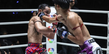ALIFF melepaskan beberapa tumbukan dan sepakan tepat ke arah muka lawan dari Thailand. -ONE Championship