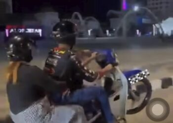 TANGKAP layar video yang memaparkan aksi seorang lelaki melakukan wheelie ketika menunggang motosikal bersama isteri dan anaknya di hadapan Dataran Bandar, Alor Setar.