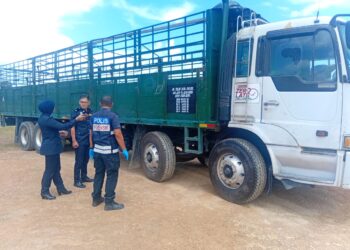POLIS melakukan siasatan di lokasi kejadian kanak-kanak perempuan maut dilanggar lori dipandu datuknya di Kampung Bukit Kuang, Gurun, hari ini.