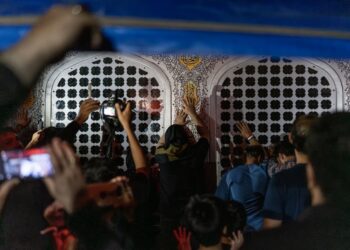 JENAZAH  Ayatollah Ali Khamenei dikebumikan di Makam Imam Reza, Mashhad. - AFP