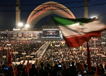 SEBAHAGIAN penduduk Iran memberi penghormatan terakhir Ayatollah Ali Khamenei. - AFP
