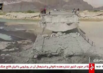 SEBUAH jambatan munsah akibat serangan AS di Bandar Khamir, dekat Selat Hormuz. - AFP